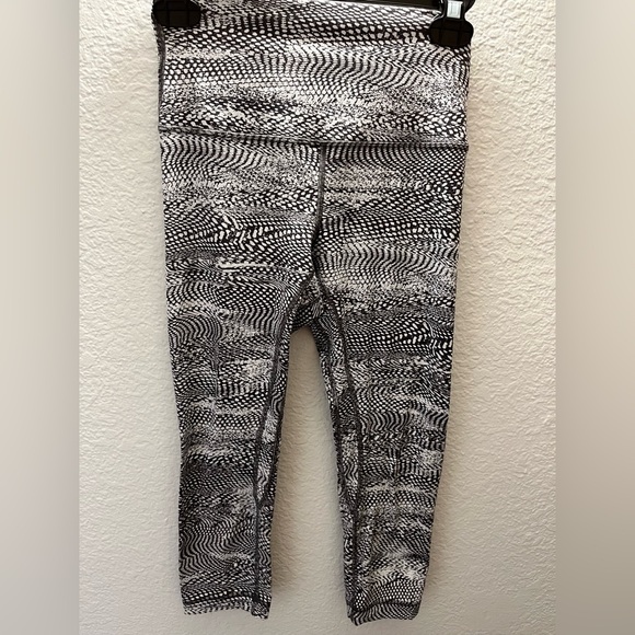Lululemon Align Crop - Swerve Vapor Metal Grey | Color: Black/White | Size: 4 - Picture 2 of 7